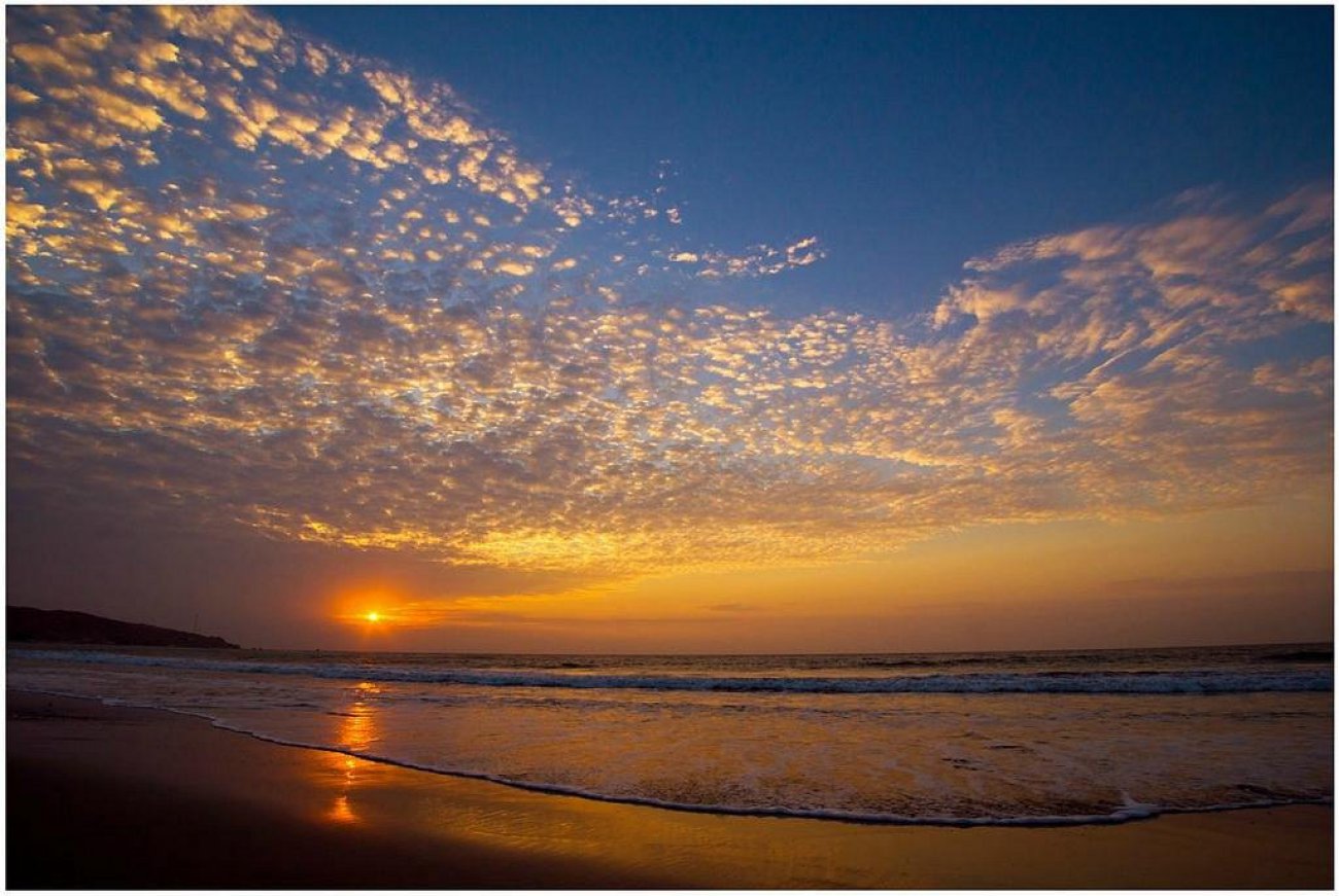 vista panoramica del atardecer en mancora